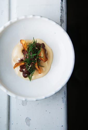 tallerken med smukt anrettet mad fra færøerne restaurant aarstova