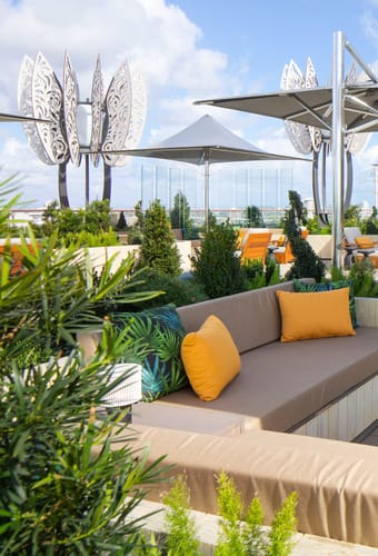 Udend&oslash;rs loungeomr&aring;de &ldquo;Rooftop Garden&rdquo; ombord p&aring; Celebrity Cruises&rsquo; krydstogtskib