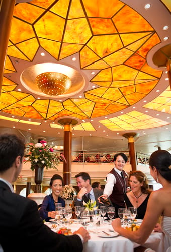 San Marco hovedrestaurant p&aring; Celebrity Constellation med spektakul&aelig;rt geometrisk loftdesign