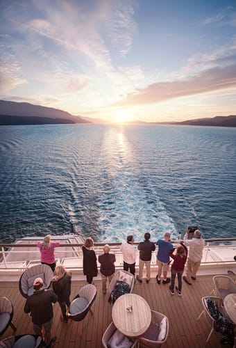Celebrity Cruises g&aelig;ster nyder spektakul&aelig;r solnedgang fra Sunset Bar under Alaska-cruise