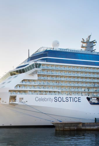 Celebrity Solstice krydstogtskib ved Sydney Harbour med ikoniske Opera House i baggrunden