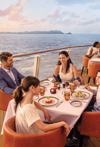 Freestyle dining p&aring; Waterfront-d&aelig;kket ombord p&aring; Norwegian Cruise Line krydstogtskibet