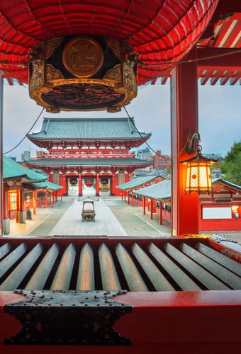 Sensoji-templet i Asakusa Tokyo med traditionel r&oslash;d pagode-arkitektur og japanske lanterner