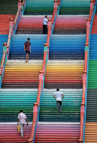 Farverige regnbuetrapper i Kuala Lumpur Malaysia med personer g&aring;ende op og ned
