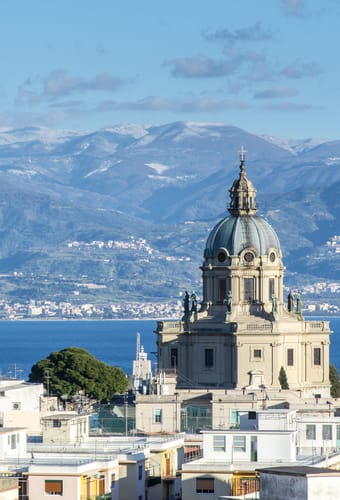 Christus Kongens statue over Messina p&aring; Sicilien, Italien
