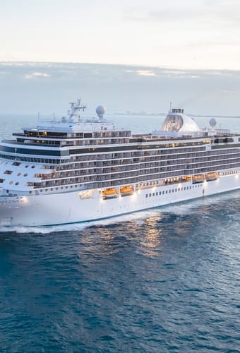 Seven Seas Splendor fotograferet fra luften, mens skibet sejler p&aring; det &aring;bne hav