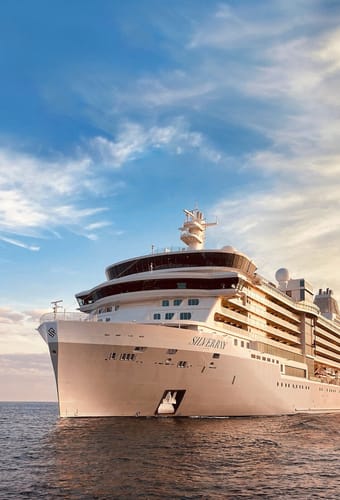 Silversea-skibet Silver Ray på roligt hav badet i gyldent aftenlys