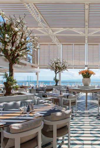 The Marquee p&aring; Silver Nova &ndash; lys, udend&oslash;rs restaurant med havudsigt og elegante, lyse m&oslash;bler