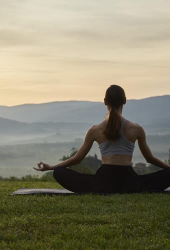 italien, toscana, belmond castello di casole - kvinde dyrker yoga ved solopgang