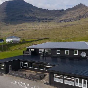 Færøerne Viðareiði Hotel Nord, Udefra, Bygd, Bjerge, Huse, Rustik Landskab