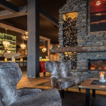 Finland, Finske Lapland, Inari, Wilderness Hotel, Lobby, Pejs. Lounge Area