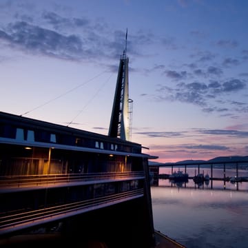 Norge Tromsoe Scandic Ishavshotel Exterior By Night
