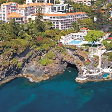 portugal-madeira-reid's-palace-belmond-hotel-front-fra-havet-fra-&oslash;stsiden
