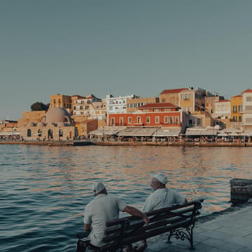 to mænd sidder på bænk på kreta
