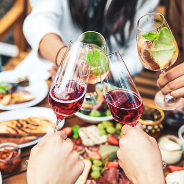 diverse gruppe skaaler med vin