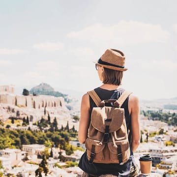 graekenland athen akropolis kvinde sidder klippe kigger over på