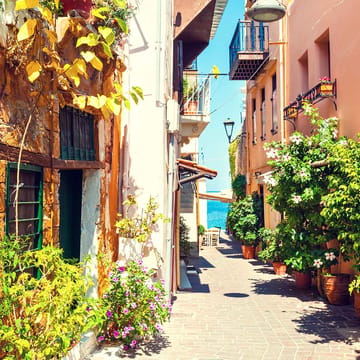 gade-på-kreta-med-flot-havudsigt