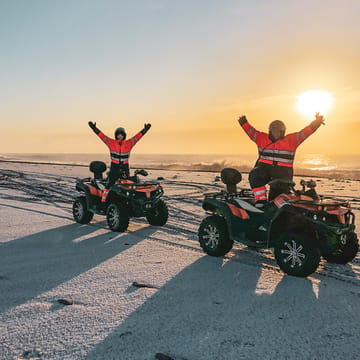 på-tur-med-atv-i-solnedgang