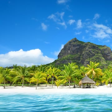 mauritius morne strand med smaa solsenge scaled