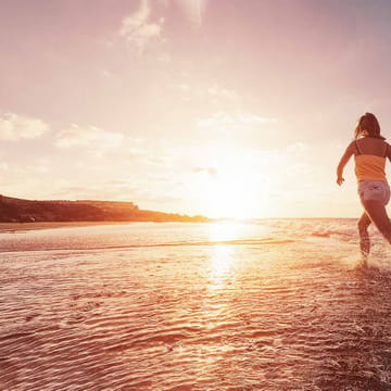 Spanien mor datter loeber inde vandet tropisk strand på