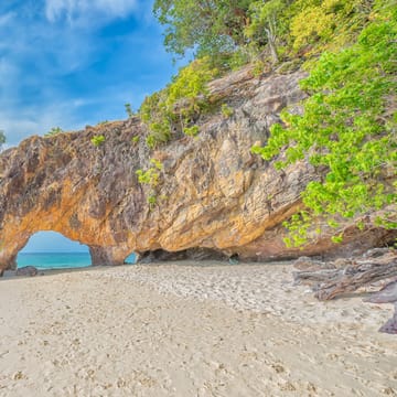 strand i thailand med klippeformation