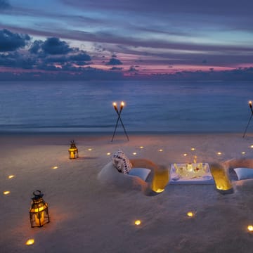 romantisk middag på stranden på maldiverne