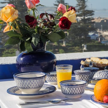 Marokko Essaouira Villamaroc, udsigt fra balkonen - med veld&aelig;kket bord