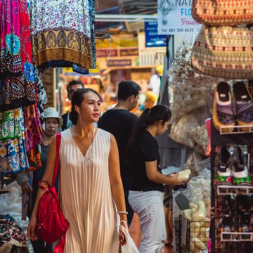 kvinde shopper på chatuchak markedet i bangkok thailand