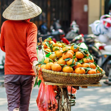 Dame med cykel i vietnam