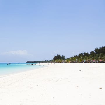 Den lange hvide strand foran Gold Zanzibar