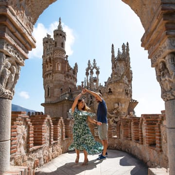 Par danser ved Castillo de Colomares i Benalm&aacute;dena n&aelig;r M&aacute;laga i Spanien