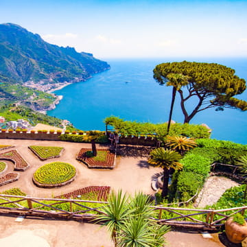 Udsigt over Sorrento og Amalfikysten i Syditalien &ndash; hero-billede