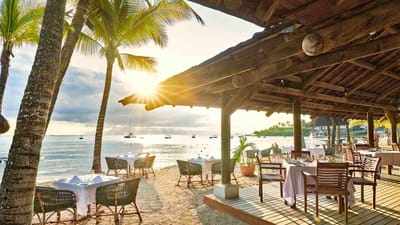 Rejser til Mauritius, The Ravenala Attitude, Aftenlys over O Beach Bar