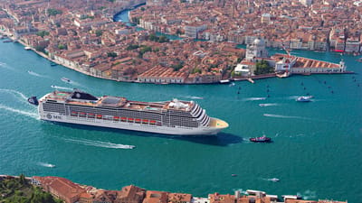 MSC Magnifica skib ved indsejlingen til Venedig