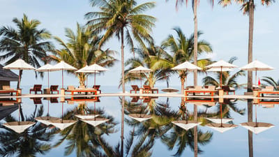 Thailand Phuket The Surin Middag Ved Poolen