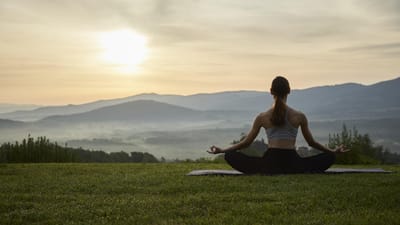 italien, toscana, belmond castello di casole - kvinde dyrker yoga ved solopgang