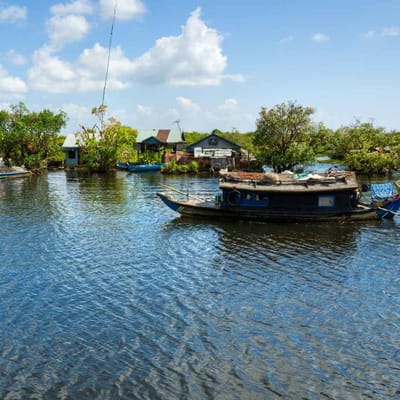 Cambodia, Siam Reap, Udflugt, Sejltur, Huse p&aring; Vand, Skib