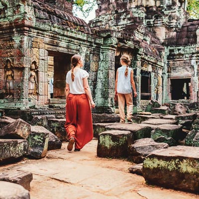 Cambodia, Siem Reap Angkor, Mor og datter kigger på tempel