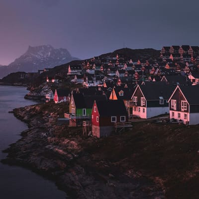 Grønland nuuk solnedgang ved kysten huse