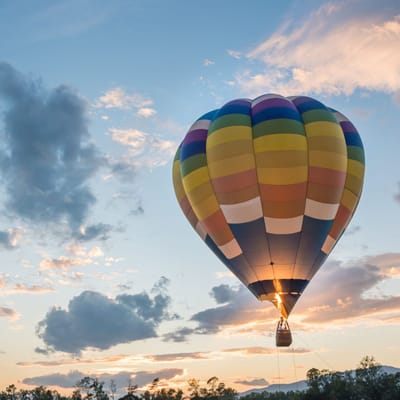Profil Rejser - Erhvervs- og grupperejser - luftballon svæver ved solnedgang
