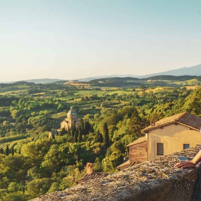 italien toscana montepulciano kigger over landskab med marker kvinder