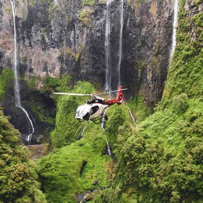 Reunion Helicopter Flyver Gennem Dal