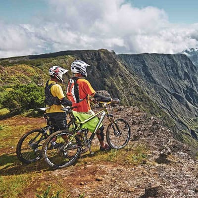 Par Paa Mountainbike Kigger Ned I Dalen Fra Maido Piton Reunion