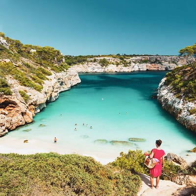 kvinde kigger ud over bugten på mallorca
