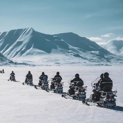Svalbard longyearbyen gruppe snescootere raekke p&aring; k&oslash;rer p&aring;
