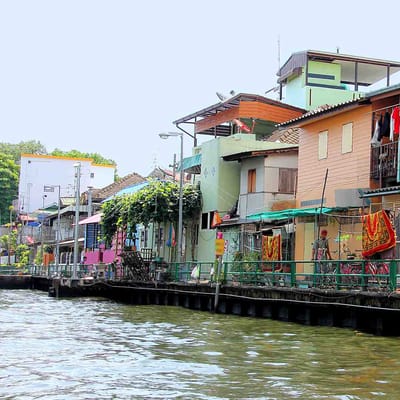 Thonburi klongerne Kanalhuse langs floden i bangkok