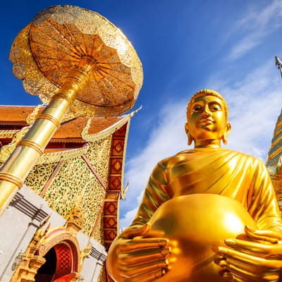 gylden buddha statue ved Warorot Market i Chiang Mai i thailand