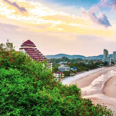 solnedgang over stranden ved hua hin thailand