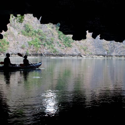 kajak med to personer sejler i grotte ved talabeng thailand