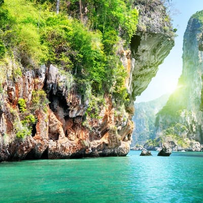 smukke klippe&oslash;er og smaragdgr&oslash;nt vand ved krabi idet sydlige thailand